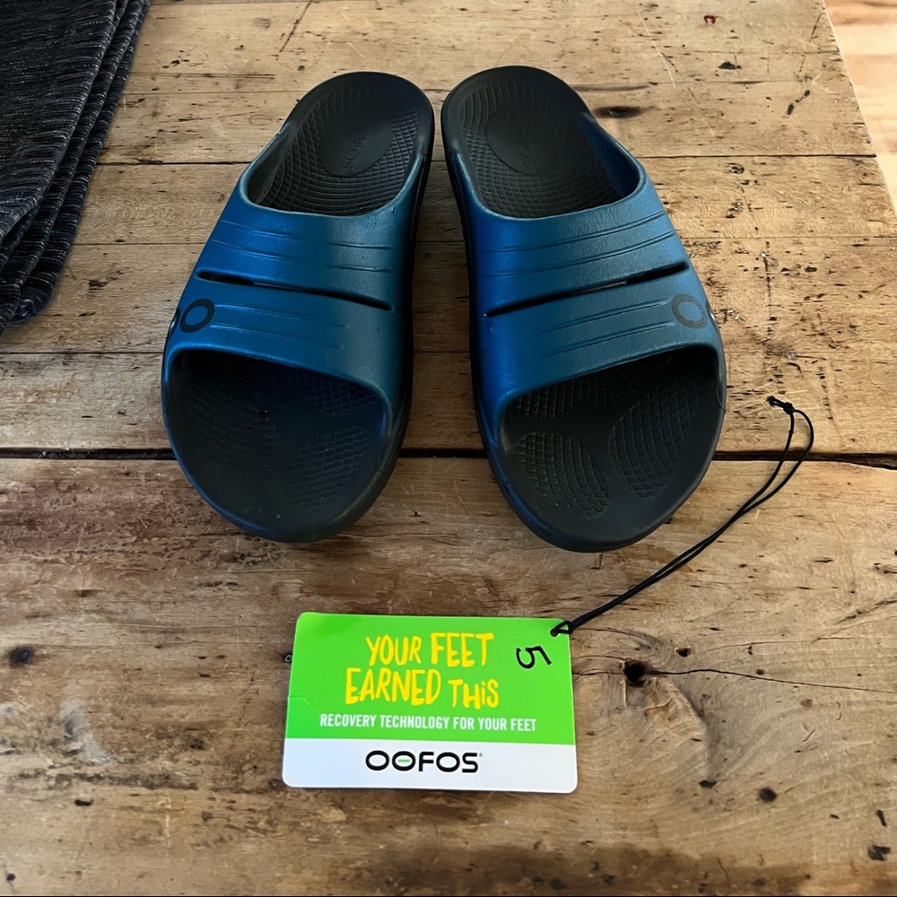 Oofos slide size 3